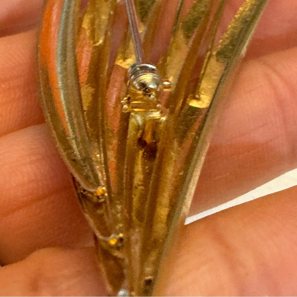 Vintage Brushed Gold Tone Fanned Leaf Brooch & Clip On Earrings Costume Set - Picture 8 of 14